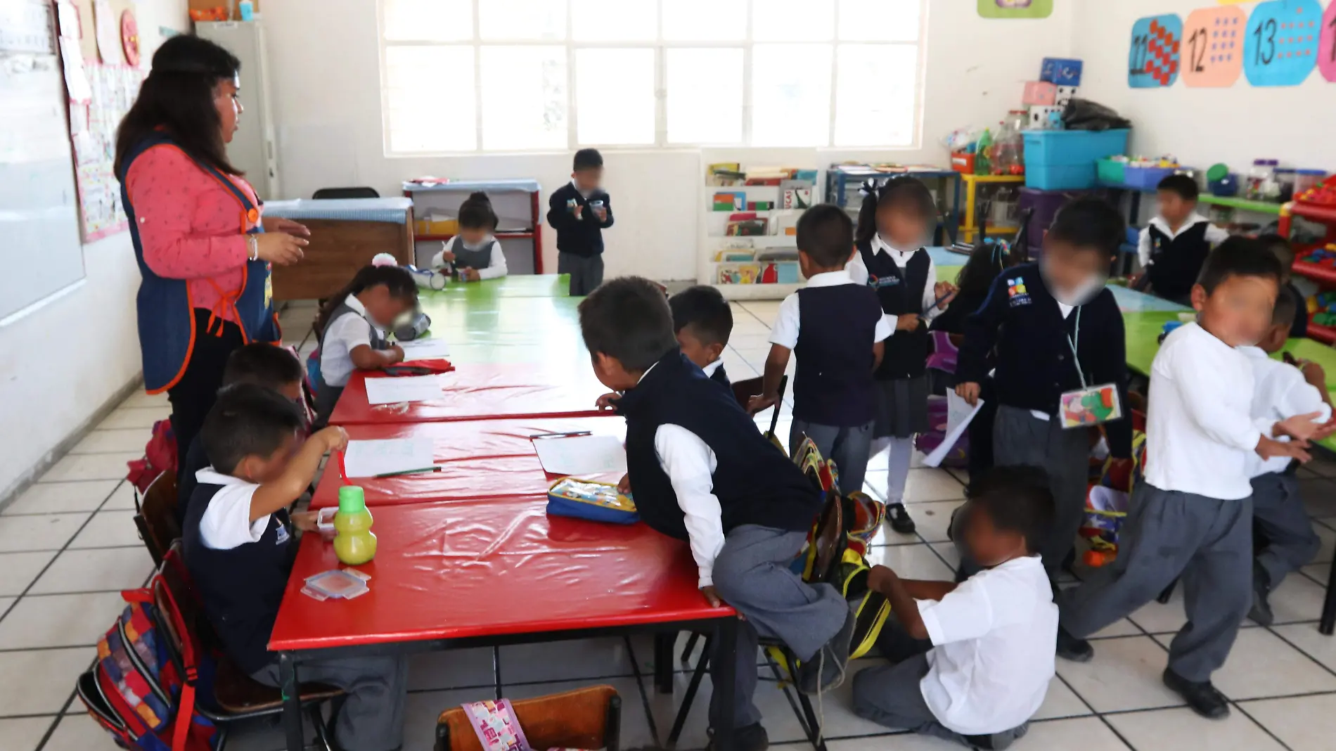 Niños en aula de clases en Puebla